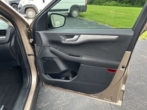 Used 2020 Ford Escape SE image 18