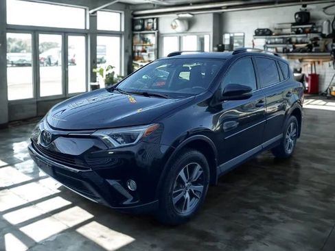 Used 2018 Toyota RAV4 XLE image 2