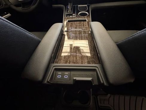 Used 2025 Toyota Sienna Limited image 32