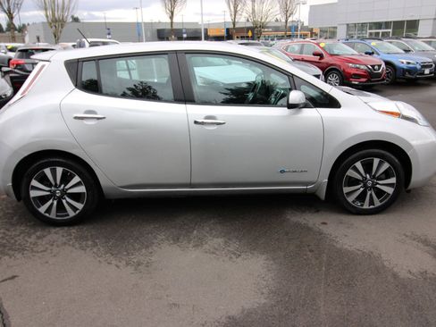 Used 2016 Nissan Leaf SV image 2