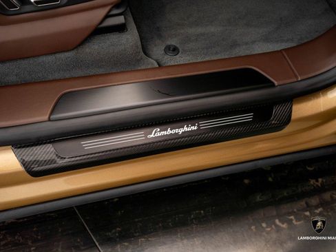 Used 2025 Lamborghini Urus SE image 41