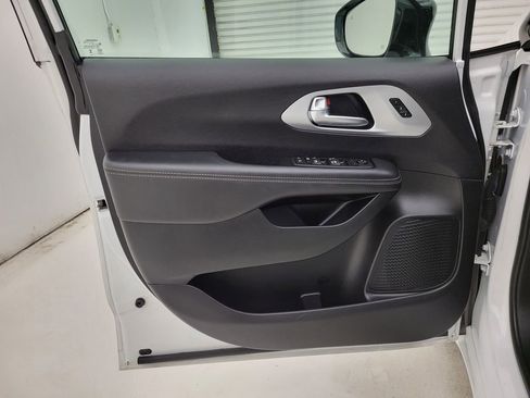 Used 2024 Chrysler Pacifica Touring-L w/ S Appearance Package image 28