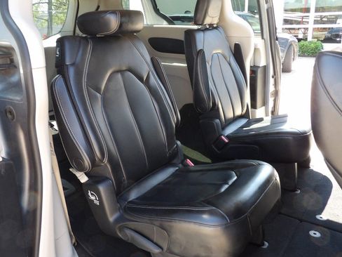 Used 2020 Chrysler Voyager Lxi FWD image 25