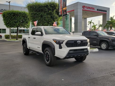 Used 2024 Toyota Tacoma TRD Off-Road w/ TRD Off Road Upgrade Package AWD/4WD image 2
