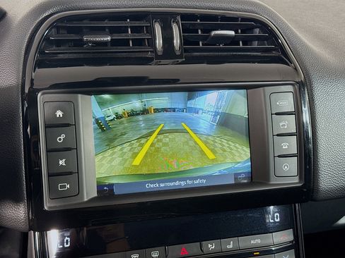 Used 2018 Jaguar XE Premium image 19