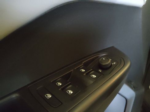 Used 2024 Volkswagen Taos SE image 27