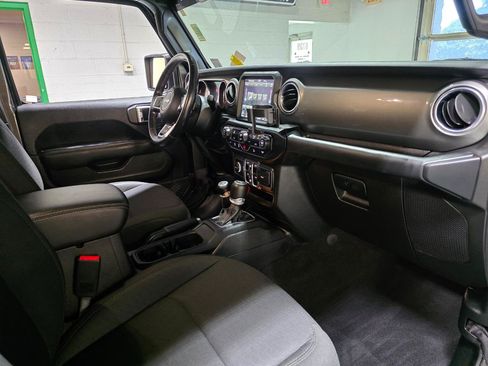 Used 2019 Jeep Wrangler Unlimited Sahara w/ Uconnect 4C Nav & Sound Group AWD/4WD image 24