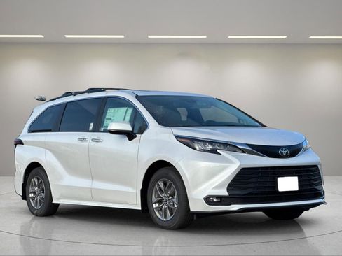 New 2026 Toyota Sienna XLE image 1