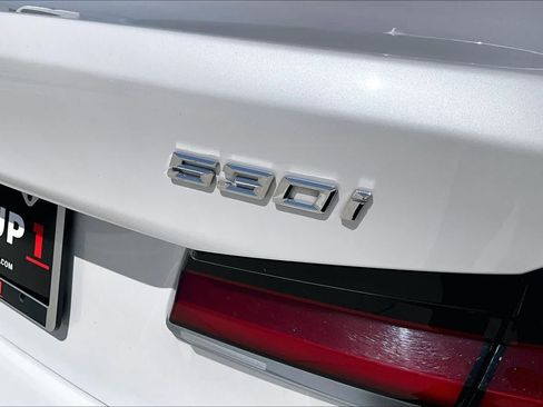 Used 2023 BMW 530i w/ Convenience Package RWD image 9