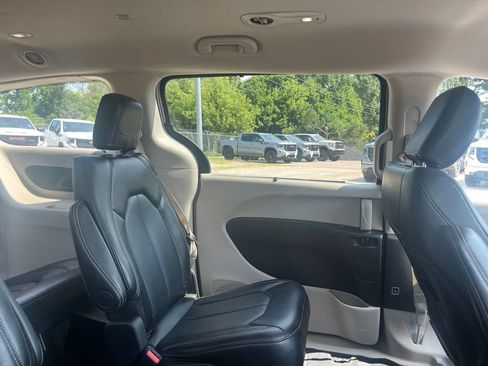 Used 2024 Chrysler Pacifica Touring-L FWD image 43
