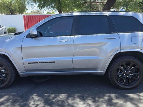 Used 2019 Jeep Grand Cherokee Altitude AWD/4WD image 8