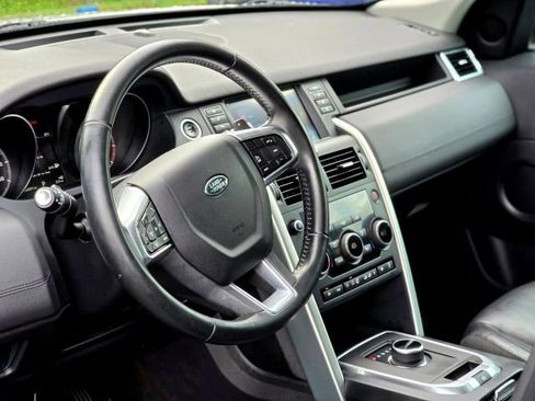 Used 2017 Land Rover Discovery Sport SE image 11