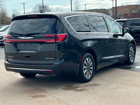 Used 2024 Chrysler Pacifica Limited FWD image 46