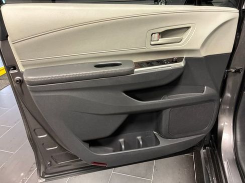 Used 2021 Toyota Sienna LE FWD image 10