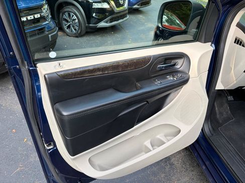 Used 2017 Dodge Grand Caravan SE w/ UConnect Hands-Free Group FWD image 17