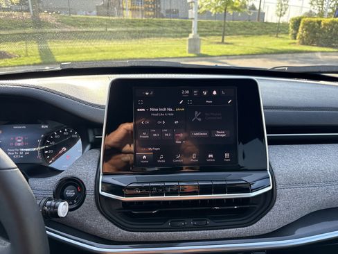 Certified 2025 Jeep Compass Latitude image 27