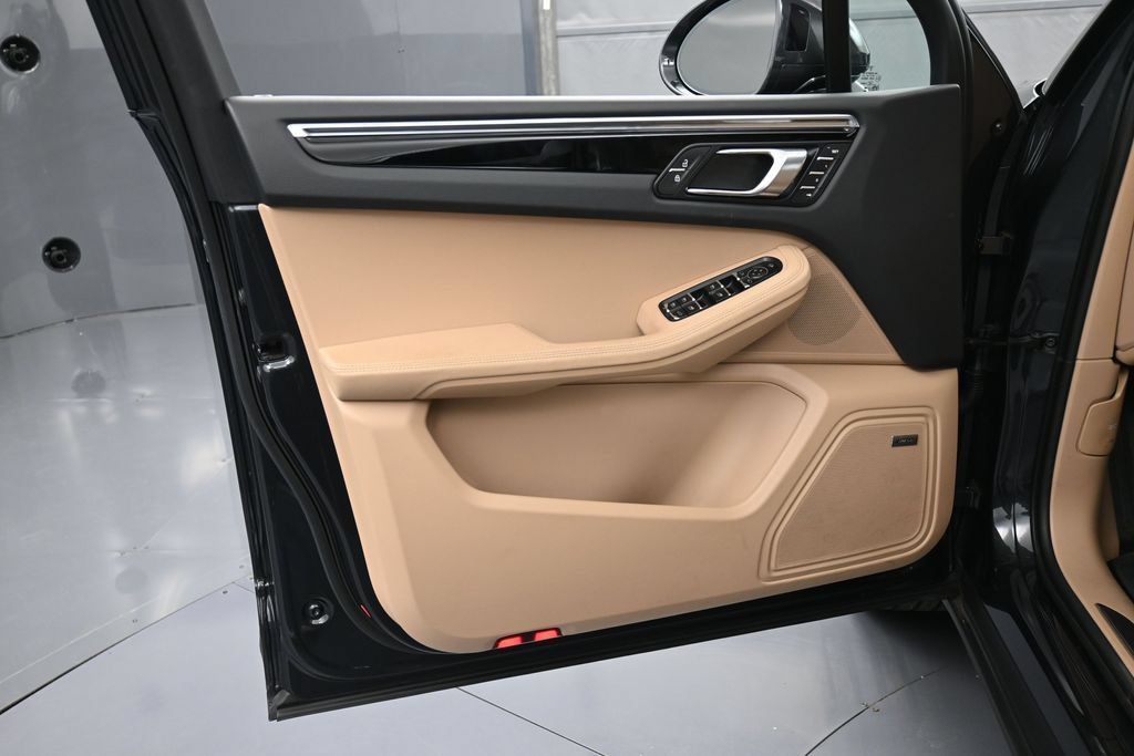 Certified 2026 Porsche Macan AWD/4WD image 15