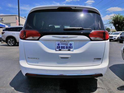 Used 2019 Chrysler Pacifica Touring-L FWD image 6
