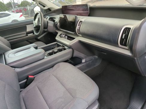 Used 2025 Ford Expedition Active AWD/4WD image 6