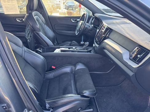 Used 2018 Volvo XC60 T5 R-Design w/ Convenience Package image 11