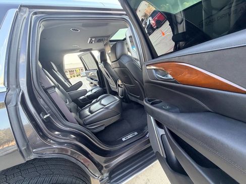Used 2017 Cadillac Escalade Luxury image 22