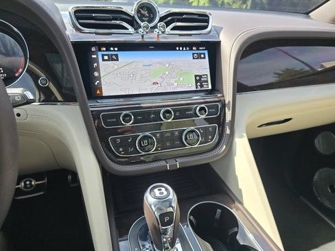 Used 2022 Bentley Bentayga AWD/4WD image 27