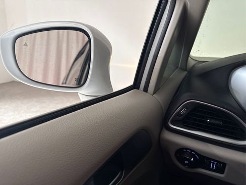 Used 2018 Chrysler Pacifica Touring Plus image 36