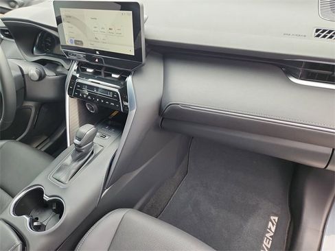 Used 2024 Toyota Venza Limited image 27