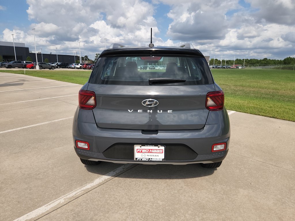 Used 2024 Hyundai Venue Limited FWD image 6