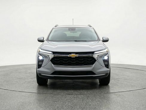 Used 2025 Chevrolet Trax LT w/ LT Convenience Package image 2