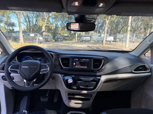 Used 2023 Chrysler Voyager LX image 33