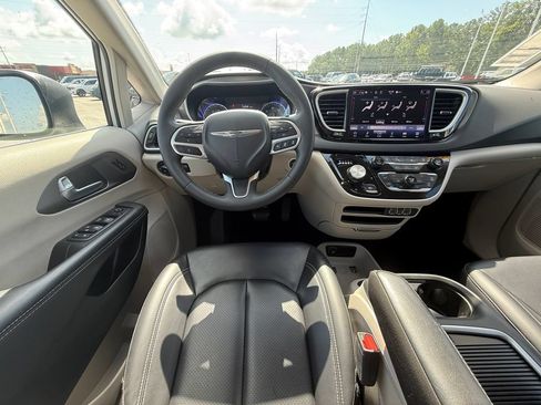 Used 2023 Chrysler Pacifica Touring-L FWD image 8
