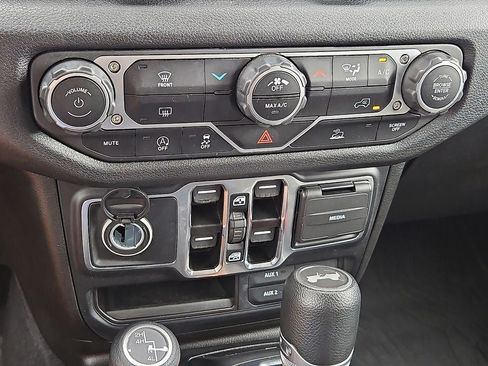 Used 2024 Jeep Wrangler Unlimited Sport AWD/4WD image 27