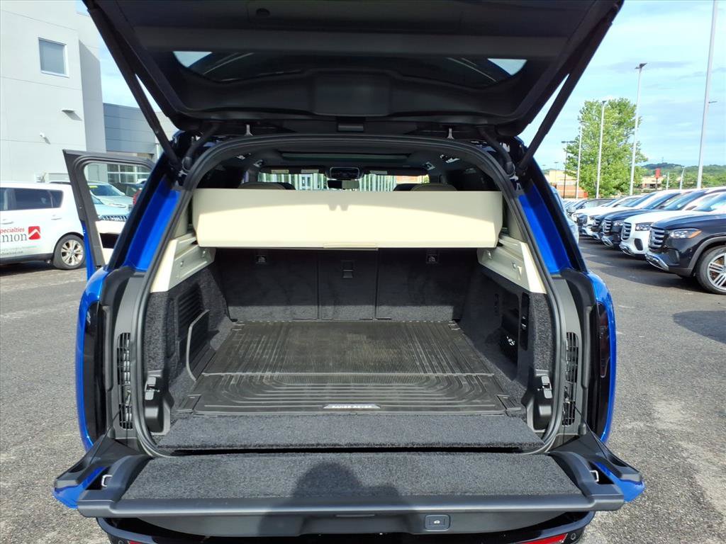 Used 2025 Land Rover Range Rover SE AWD/4WD image 13