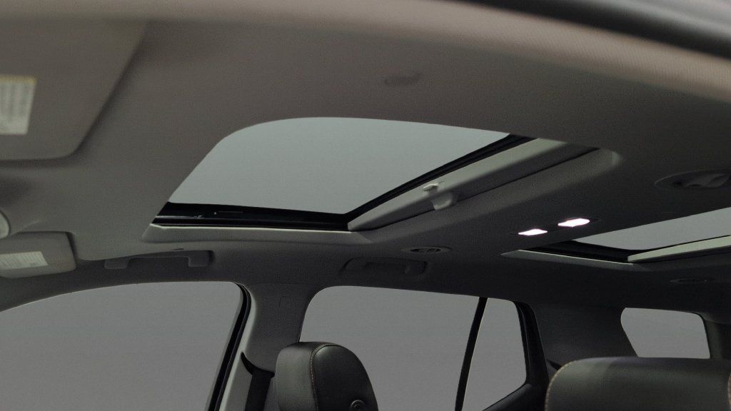 Used 2019 Chevrolet Traverse LT w/ LPO, Black Accent Package AWD/4WD image 17