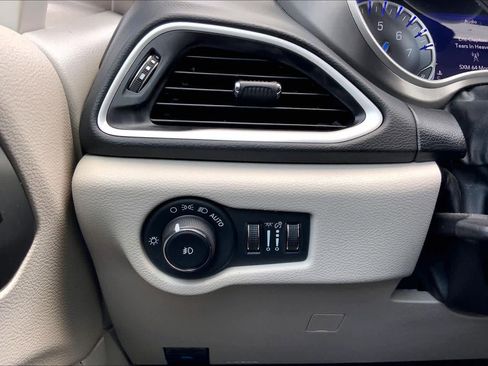 Used 2024 Chrysler Pacifica Touring-L FWD image 35