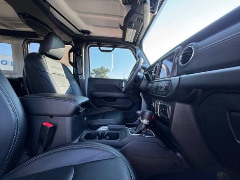Used 2018 Jeep Wrangler Unlimited Sahara AWD/4WD image 15