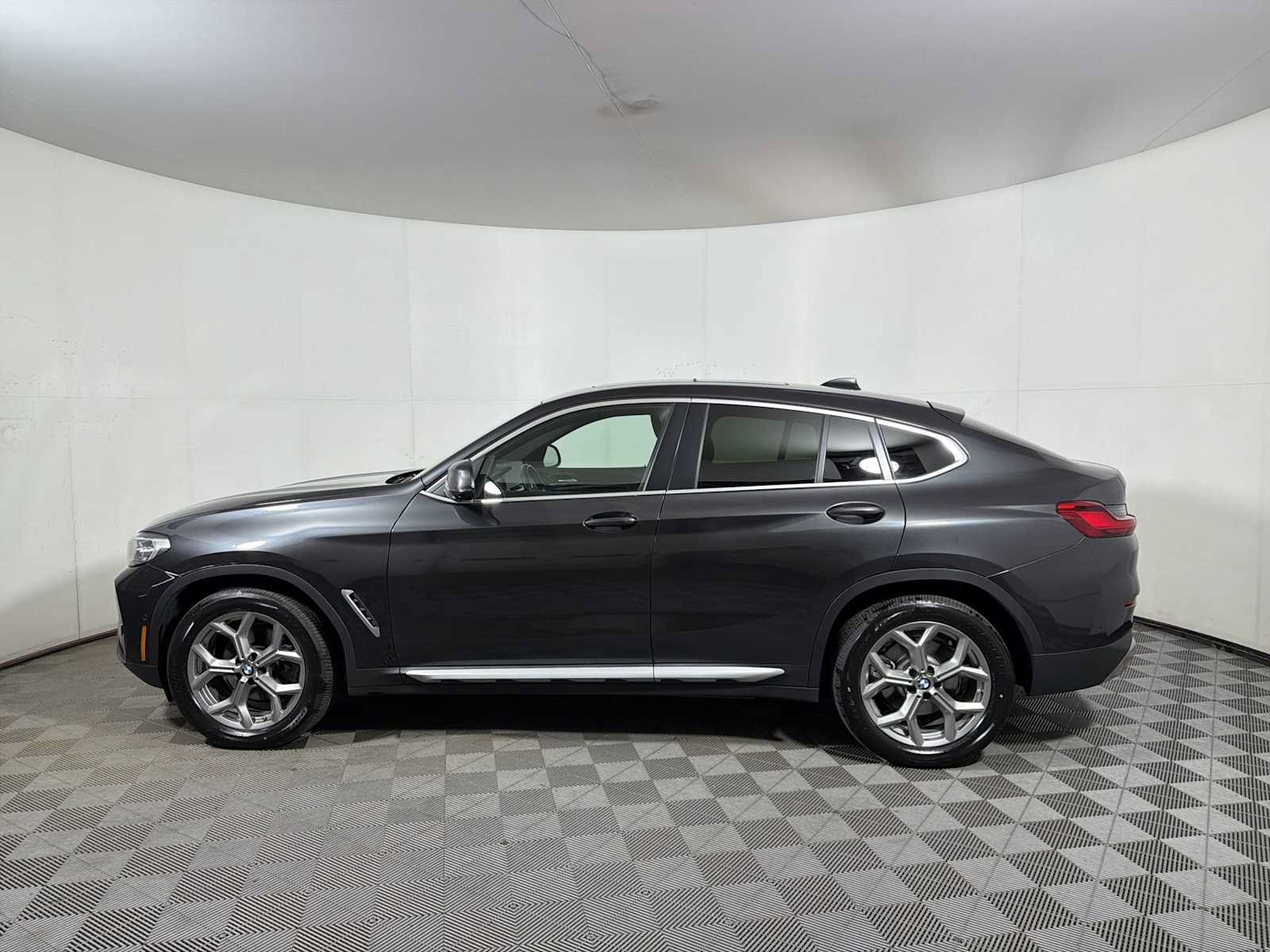Used 2024 BMW X4 xDrive30i w/ Parking Assistance Package AWD/4WD image 4