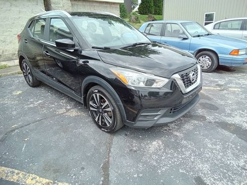 Used 2018 Nissan Kicks SV FWD image 2
