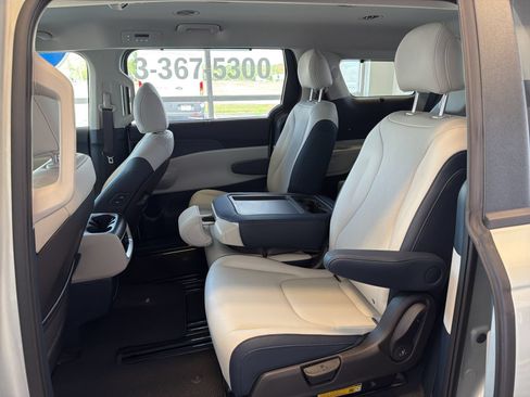 New 2026 Kia Carnival EX FWD image 14