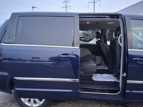 Used 2013 Chrysler Town & Country Touring image 9