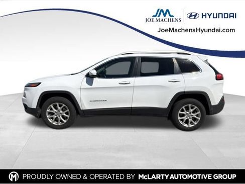 Used 2017 Jeep Cherokee Latitude AWD/4WD image 2