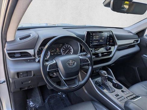 Used 2022 Toyota Highlander XLE AWD/4WD image 10