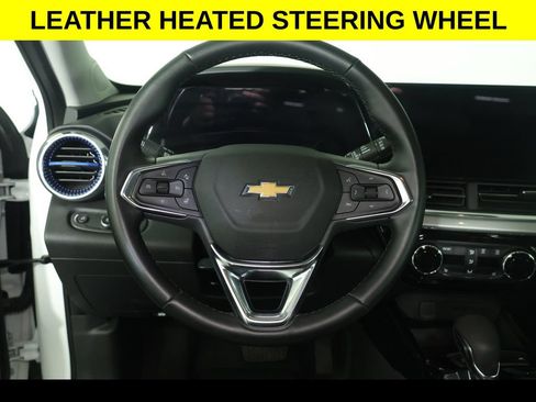 Used 2025 Chevrolet Trax LT w/ LT Convenience Package FWD image 4