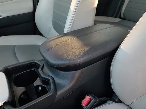 Used 2021 Toyota RAV4 XLE Premium image 18