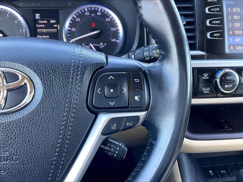 Used 2018 Toyota Highlander XLE image 24