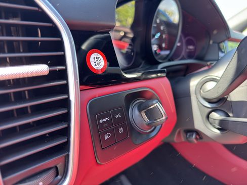 Used 2022 Porsche Cayenne Platinum Edition image 13