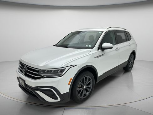 Used 2023 Volkswagen Tiguan SE FWD image 3