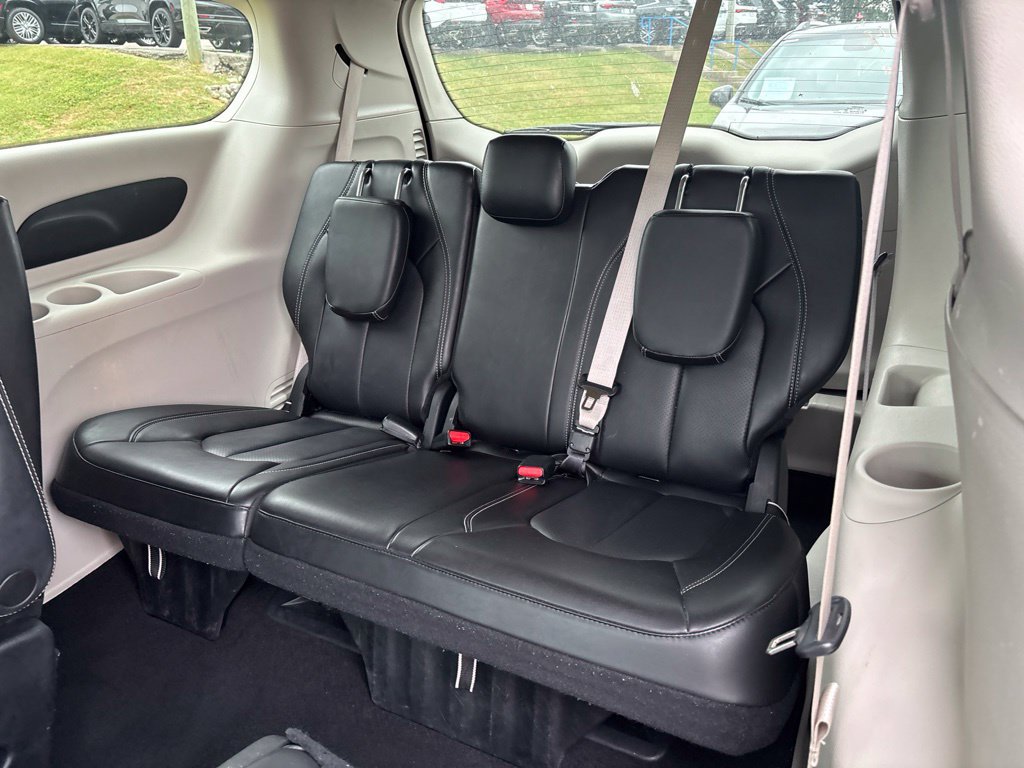 Used 2023 Chrysler Pacifica Touring-L FWD image 10
