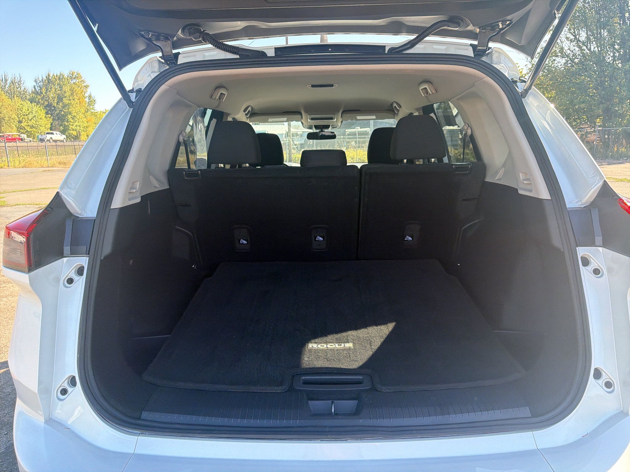 Used 2025 Nissan Rogue S AWD/4WD image 18